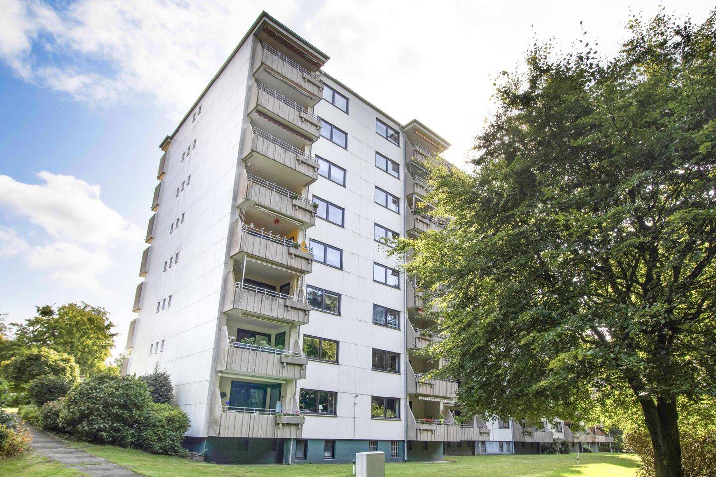 Exklusives Wohnen in Bremen-Lesum: Geräumige 4-Zimmer-Wohnung mit Tiefgarage, Schwimmbad & Sauna – Bremen – Vorschaubild 3