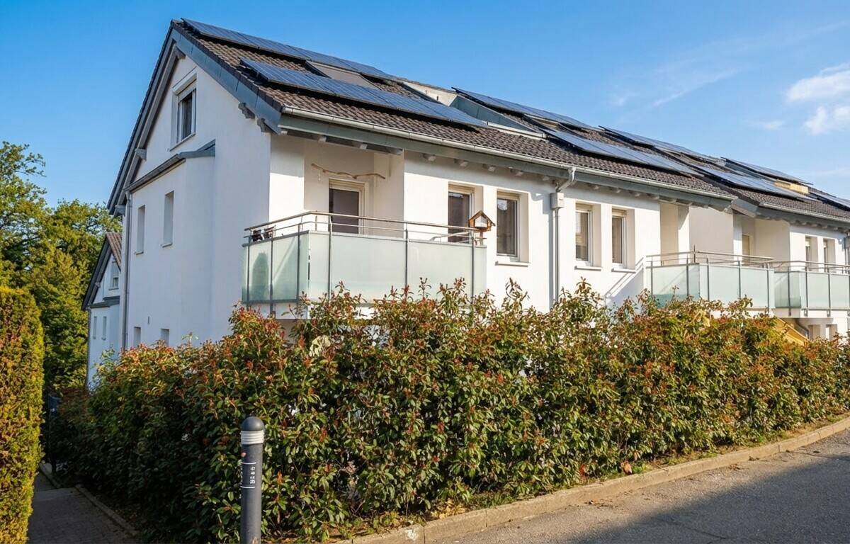 Sanierte Wohnanlage: 2-Zimmer-Wohnung mit Balkon und eigener Garage