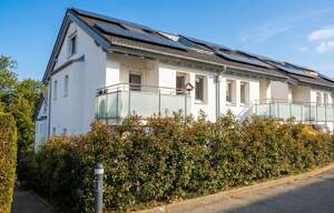 Sanierte Wohnanlage: 2-Zimmer-Wohnung mit Balkon und eigener Garage