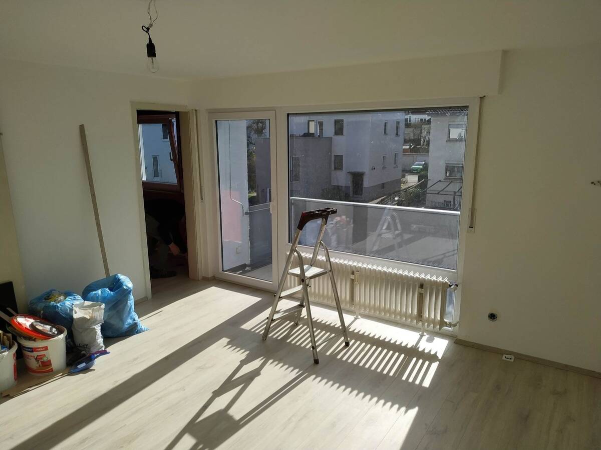 Helle, sonnige, vollständig renovierte 1,5-Zimmer-Wohnung mit Balkon und EBK in Stuttgart-Hedelfingen – 70329 Stuttgart – Bild 1 von 9