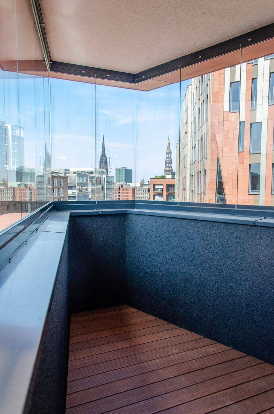 Über den Dächern der HafenCity: Skyline-Views vom 10. Obergeschoss (Endetage) im Eleven Decks – Hamburg – Vorschaubild 4