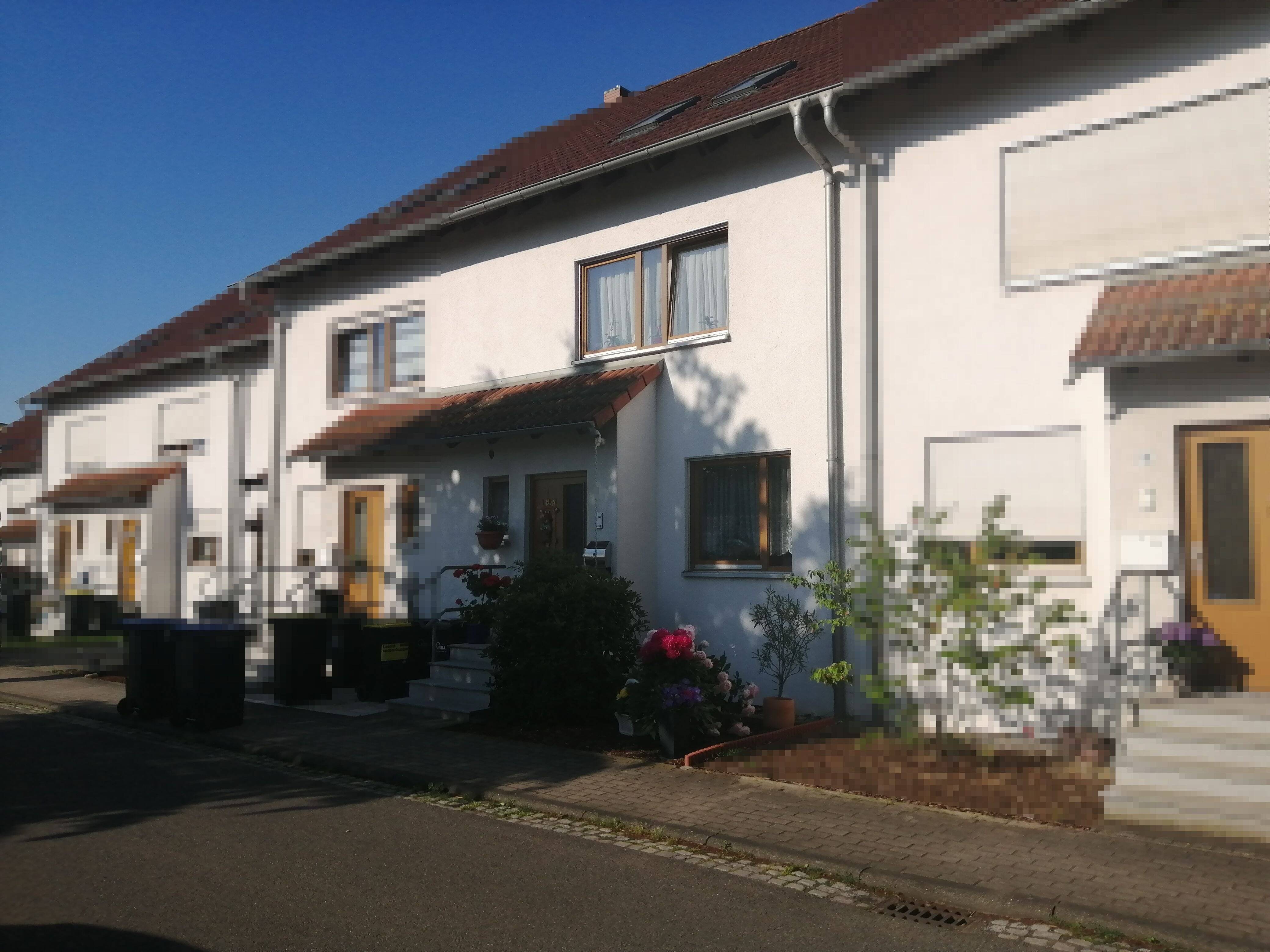 Geräumiges Reihenmittelhaus mit 3 Bädern und Garten, Keller und DG ausgebaut – Frohburg – Vorschaubild 2