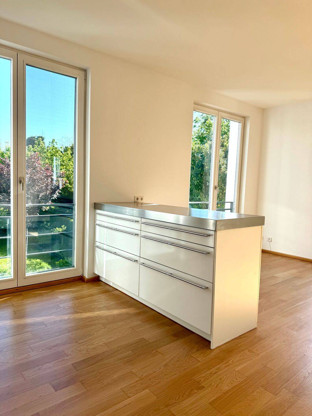 Stilvolle 4-Zimmer-Wohnung mit zwei Balkonen und Einliegerfläche – München – Vorschaubild 2