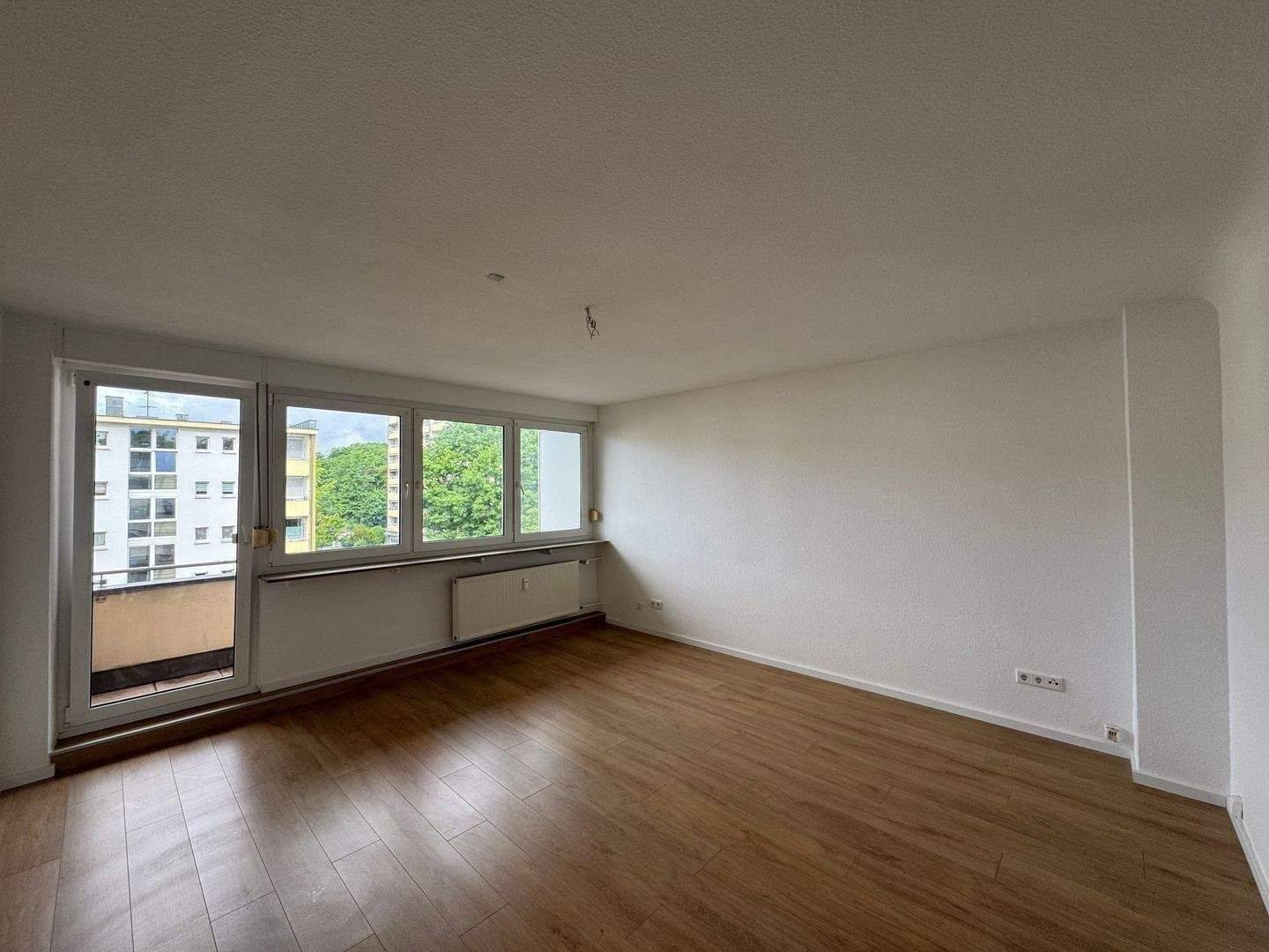 1 Zimmer mit Balkon direkt am Dutzendteich +++ mit Badewanne & Küche +++ – Nürnberg – Vorschaubild 2