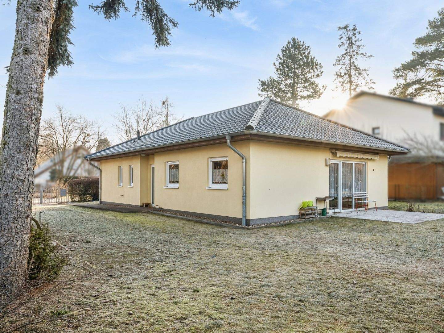 Idyllische Lage in Potsdam-Groß Glienicke: 4-Zimmer-Bungalow mit pflegeleichtem Grundstück – Potsdam – Vorschaubild 3