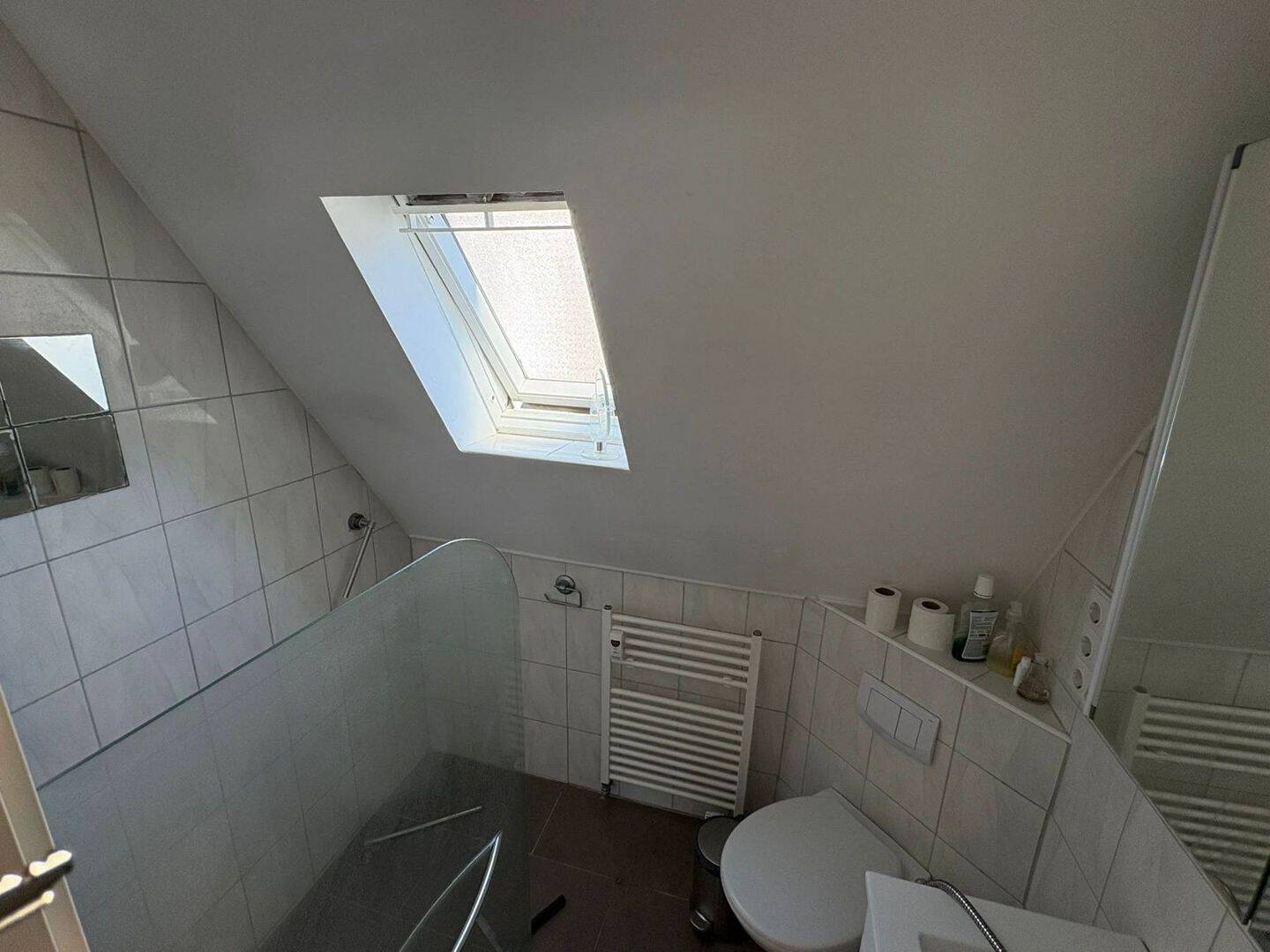 Charmante 2-Zimmer-Wohnung mit Holzdielen, Einbauküche und separatem Eingang in Hamburg-Sasel – Hamburg – Vorschaubild 6