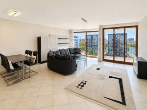 Stilvolle Drei-Zimmer-Wohnung mit Loggia und Mainblick