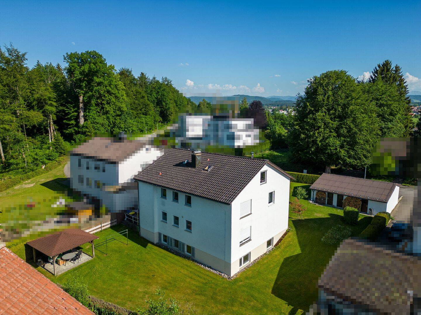 Gepflegtes Zweifamilienhaus mit großem Garten, drei Garagen und vielseitigen Nutzungsmöglichkeiten – Isny im Allgäu – Vorschaubild 4