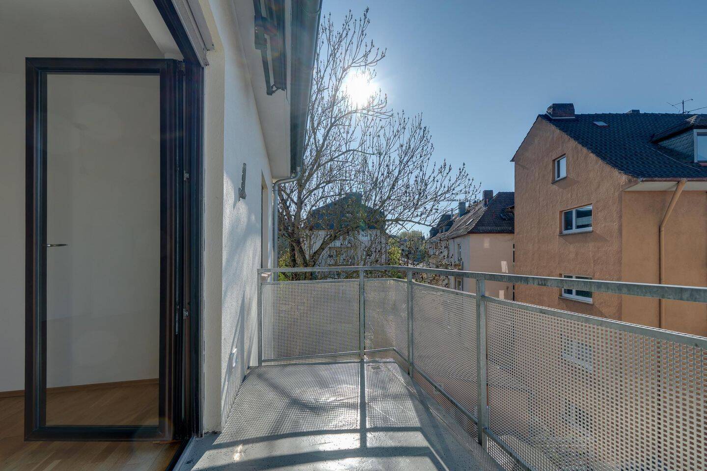 Bezugsfrei & frisch renoviert - helle 3-Zimmer-Wohnung mit Balkon und Einbauküche – Würzburg – Vorschaubild 3