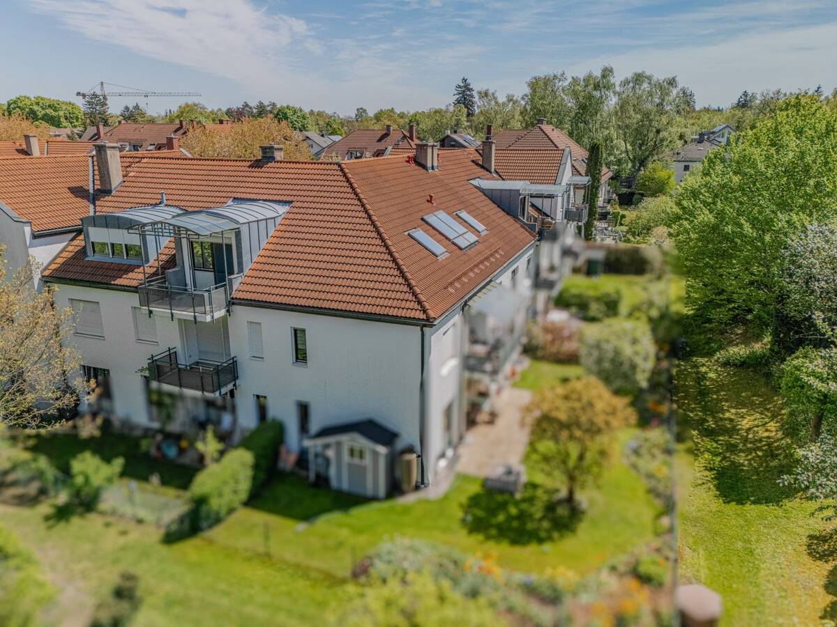 TRUDERING / geräumige 2-Zimmer-Dachgeschosswohnung mit Blick ins Grüne – 81825 München – Bild 1 von 9