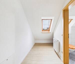 Großzügige und helle Dachgeschosswohnung in ruhiger Lage Oberfürberg – 90768 Fürth – Vorschaubild 4