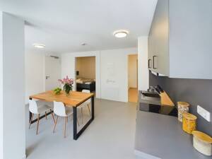 Schicke & möblierte all-inclusive Wohnung mit Balkon zentral in Oldenburg | Suite – 26122 Oldenburg – Vorschaubild 2