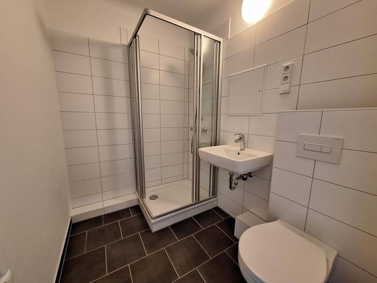 **Wohnglück auf 2 Zimmern - frisch saniert u. mit Balkon** – 39128 Magdeburg – Bild 1 von 9