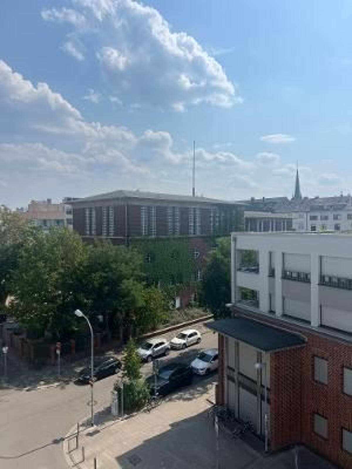 ...mit Blick über die Dächer. Zentral und dennoch ruhig gelegenes 1- Zimmer Apartment - Nähe Nauwieser Viertel – 66111 Saarbrücken – Bild 1 von 7