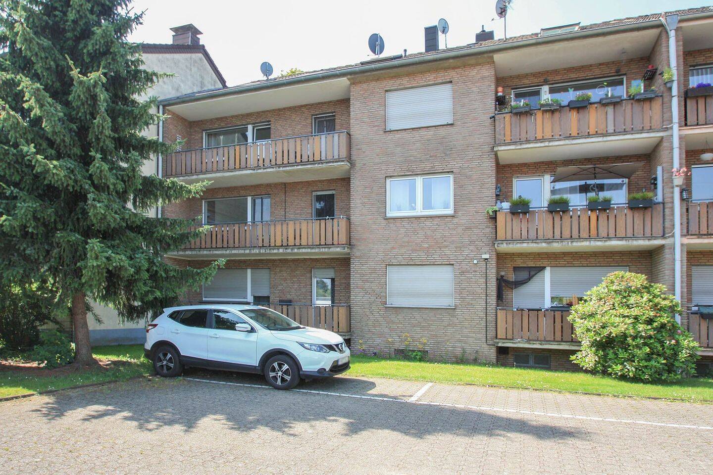 Vermietetes Acht-Parteienhaus
