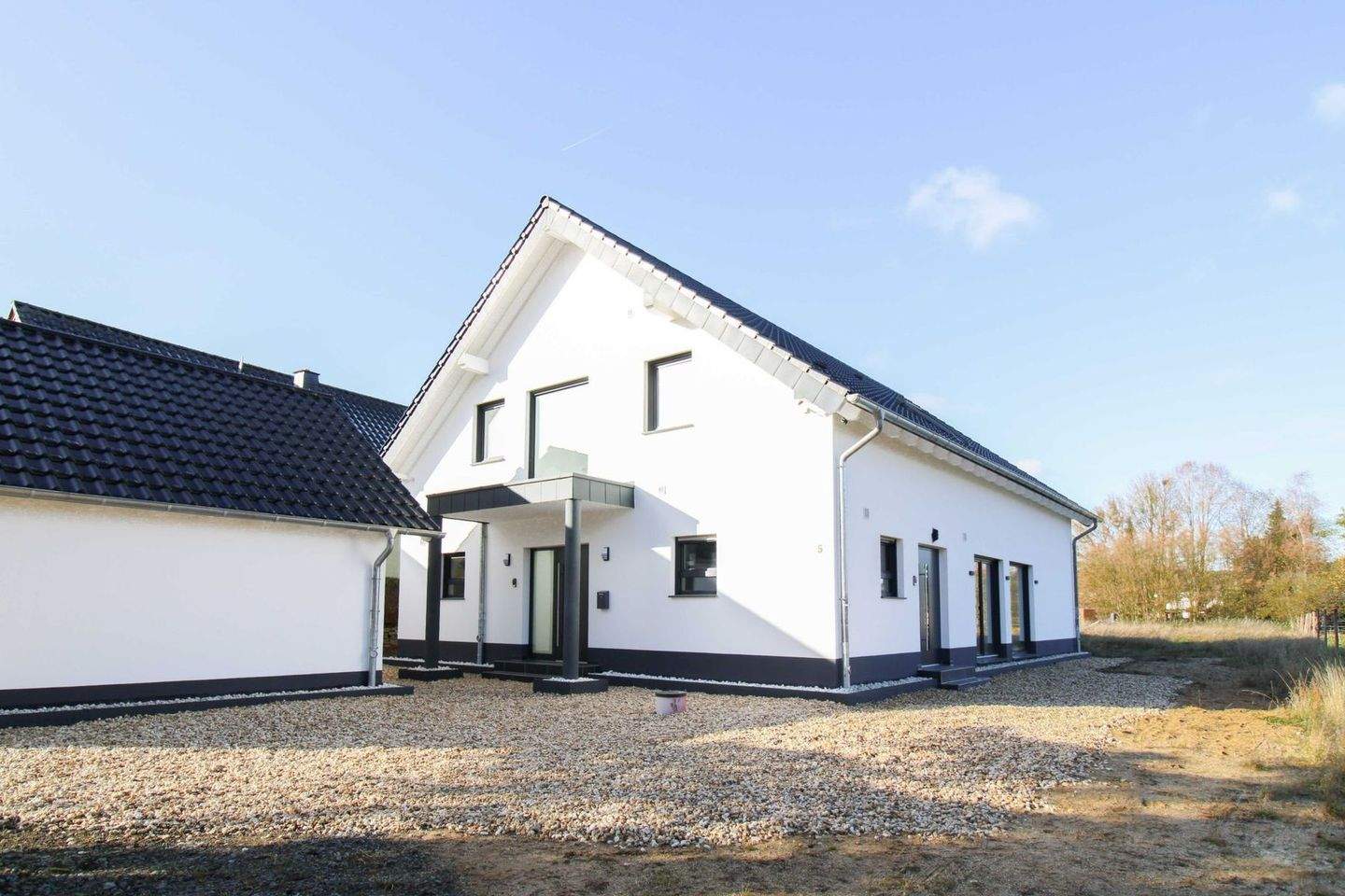 Erstbezug - Freistehendes Einfamilienhaus mit Einliegerwohnung mit Blick auf die Burg Kerpen – Kerpen (Eifel) – Bild 1 von 9
