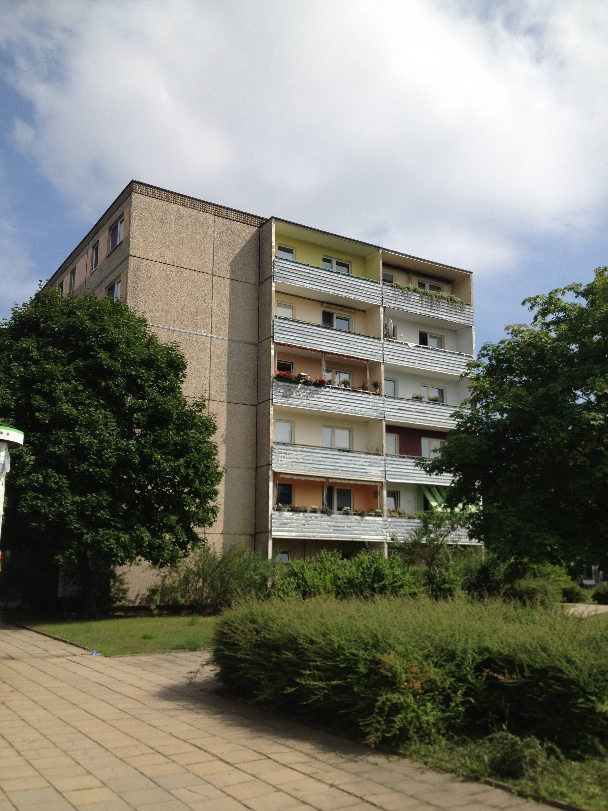 Provisionsfrei, 2 MFH Plattenbau mit 56 Einheiten, 14-fache der JNKM bzw. 7,15% Rendite