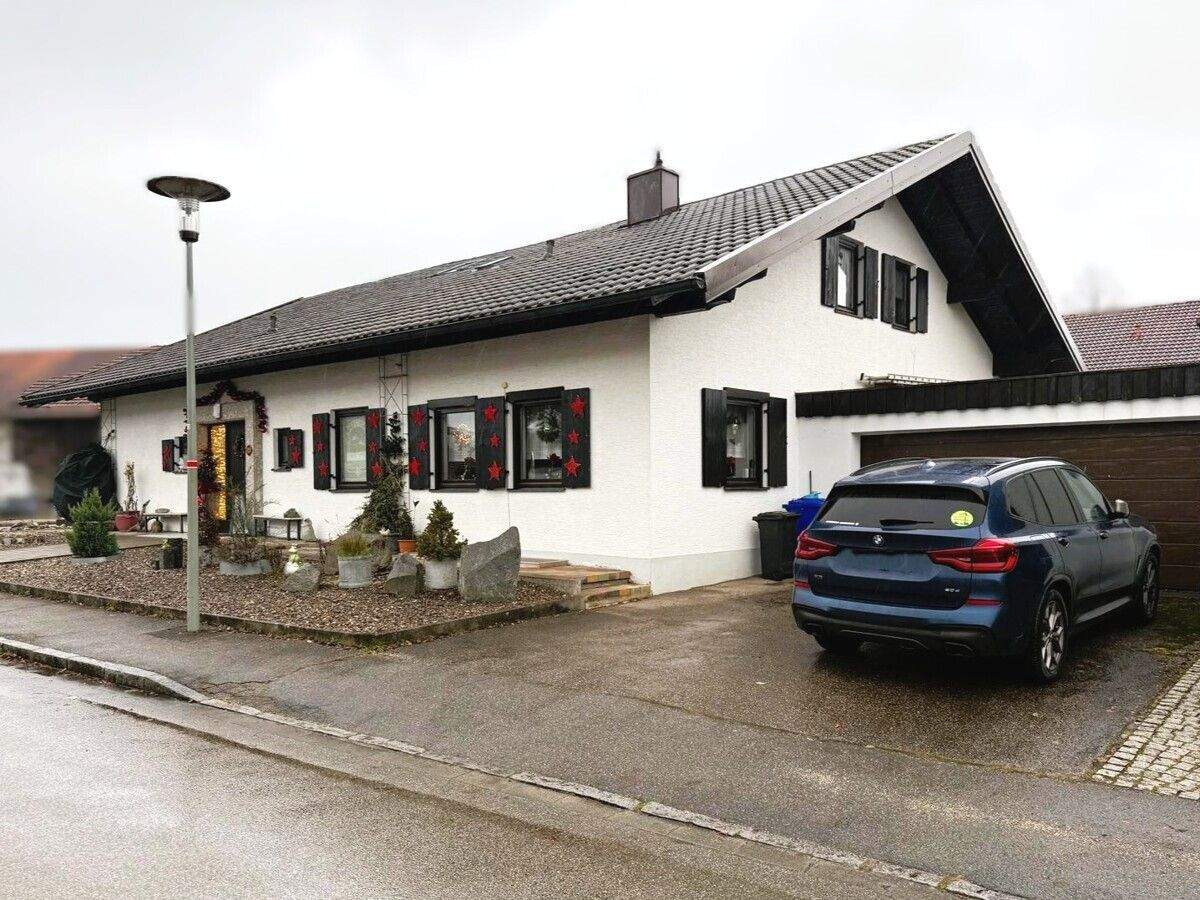 Gepflegter, geräumiger Bungalow in schöner Wohnlage mit ausgebautem Dachgeschoss, Garage und Garten – Mehring – Bild 1 von 9