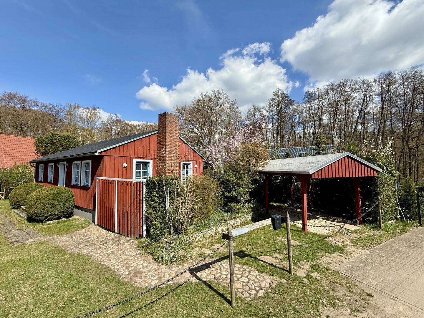 in Seenähe, naturnaher Umgebung: großzügiges, saniertes und sehr gepflegtes Ferienhaus auf Eigentum – Stuer – Bild 1 von 9