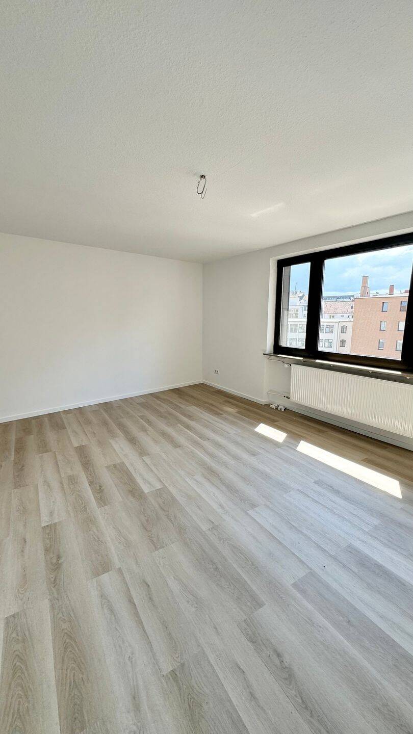 Nähe Wöhrder Wiese ! Renovierte, helle 3-ZW 83 m², Laminat, Balkon zu Pegnitz, 5. OG mit Aufzug – Nürnberg – Vorschaubild 2