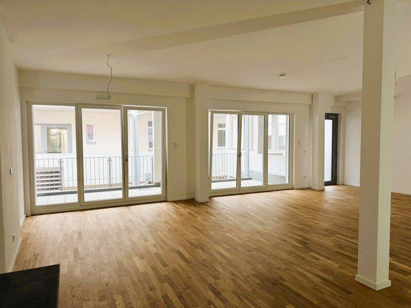 Lichter Wohntraum mit moderner Einbauküche und Balkon - komfortables Wohnen mit Stil und Freiraum