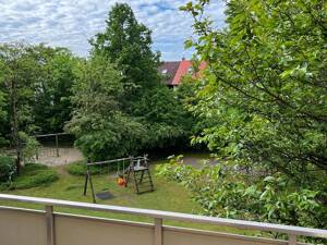 Lichtdurchflutete 2,5 Zimmer Wohnung mit Südbalkon und nahe des historischen Pfanzeltplatzes in Altperlach – 81737 München – Vorschaubild 2