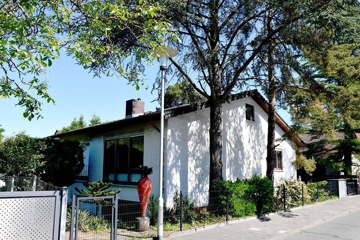 Viel Platz für das Leben – freistehendes Einfamilienhaus mit Einliegerwohnung in Waldrandnähe von Darmstadt-Eberstadt – 64297 Darmstadt – Bild 1 von 9