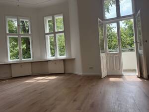 Elegante 5-Zimmer-Altbauwohnung am Wröhmännerpark mit Stuck, Balkon und zwei Bädern. – 13585 Berlin – Vorschaubild 2