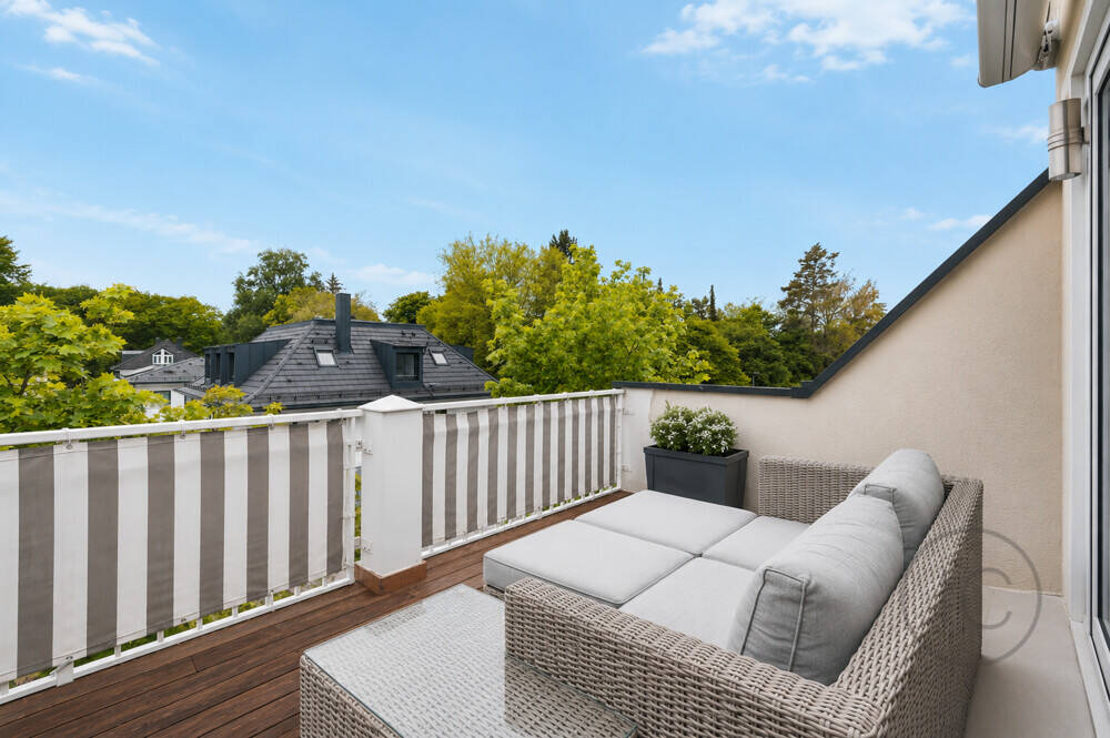 Dachgeschosswohnung mit beeindruckender Gesamtfläche, Terrasse und Balkon und 0,73 % Finanzierung – München – Vorschaubild 4