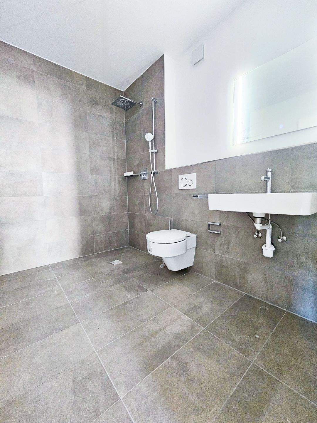 Erstbezug mit Weitblick: 3-Zimmer-Penthouse mit zwei Dachterrassen und Tiefgaragenstellplatz – Frankfurt am Main – Vorschaubild 4