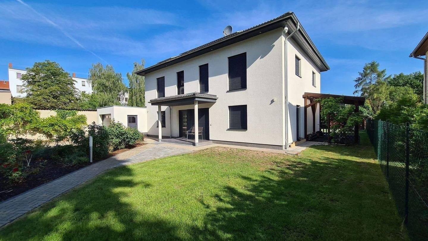 Provisionsfrei, Möblierte, moderne Stadtvilla mit Pool in ruhiger Lage mit Garage mitten in Köpenick – Berlin – Vorschaubild 2