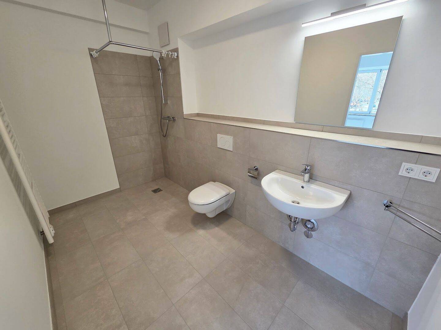 2 Monate mietfrei! Apartment mit Neubau-Ausstattung, Einbauküche, neues Bad + Walk-In-Dusche, Aufzug – Aachen – Vorschaubild 4