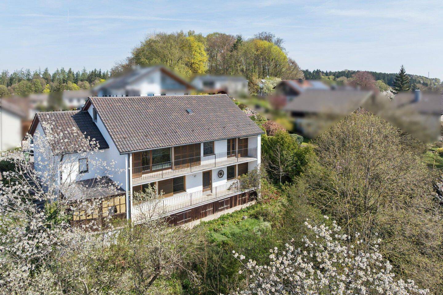 PROJEKT MIT WEITBLICK: Einfamilienhaus in Traumlage mit spektakulärem Modernisierungspotenzial – Kirchseeon – Bild 1 von 9