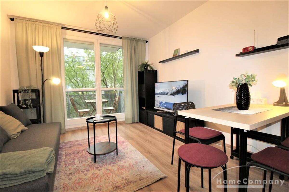 2434923 HomeCompany Dresden Möbliert/Furnished 2-Zimmer Apartment mit Balkon in Dresden-Äussere Neustadt max. 3 Personen – 1099 Dresden – Bild 1 von 9