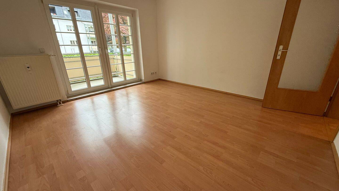 ! Bad mit Dusche + Balkon am Wohnzi. + Stellplatz ! – Chemnitz – Vorschaubild 2