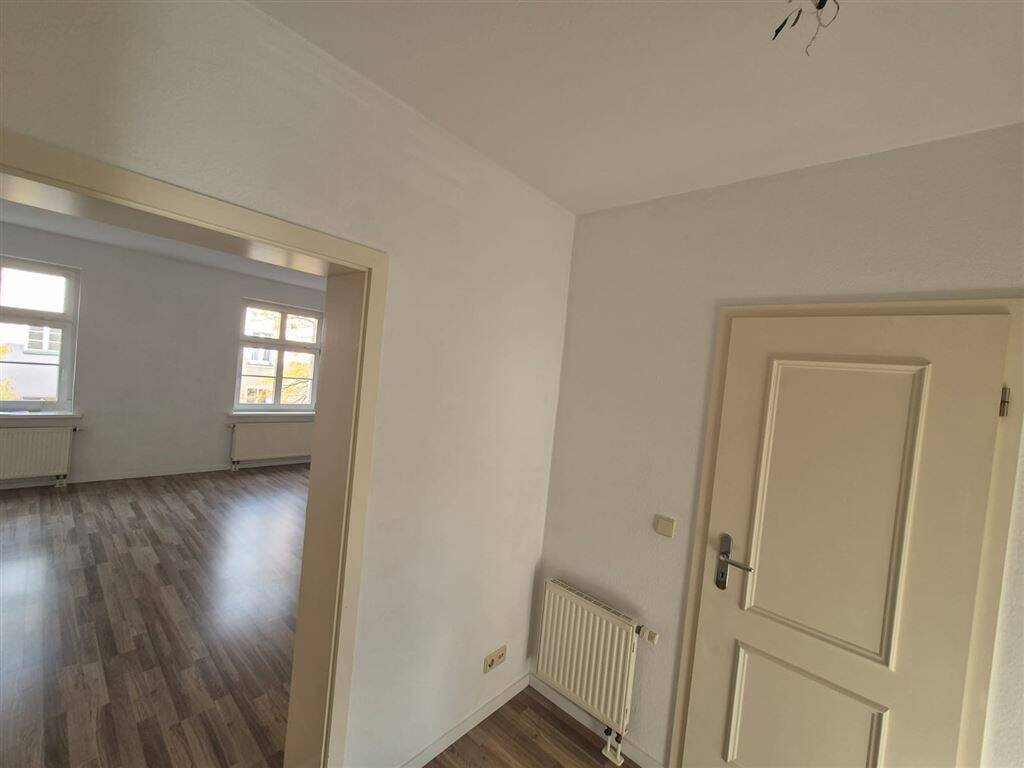 Kompakte 2-Zimmer mit Einbauküche, Laminat und Wannenbad in guter Lage