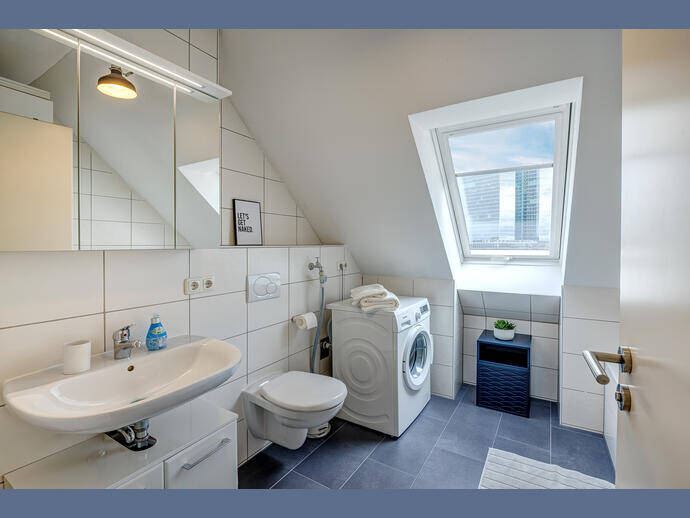 Möbliert: Wunderschöne Dachgeschosswohnung in Schwabing – München – Vorschaubild 8