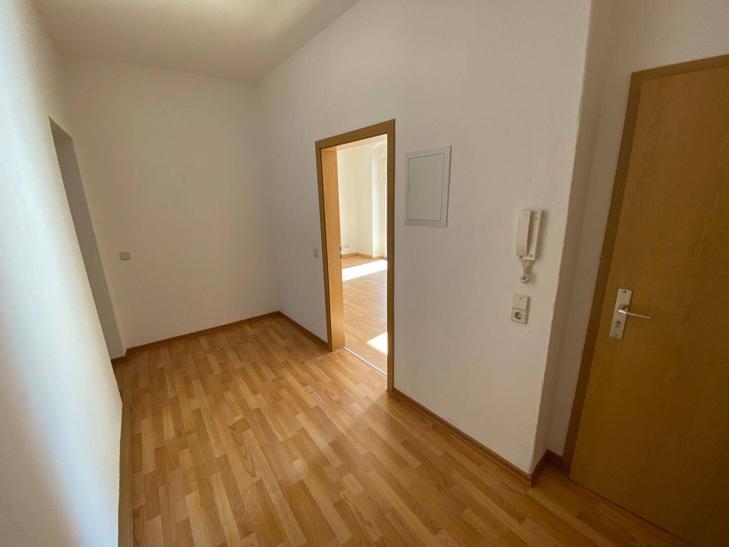 Wunderschöne 2-EG-Raum-Wohnung mit Balkon – Chemnitz – Vorschaubild 2