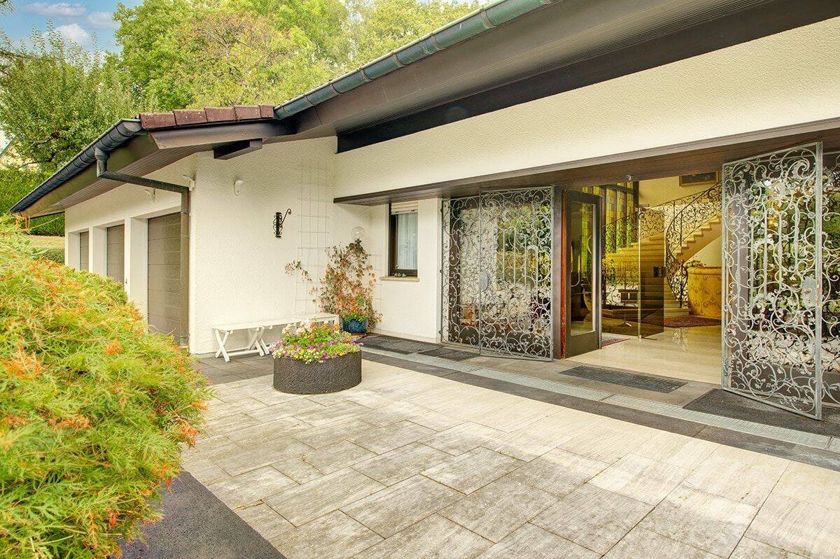 Anmutiges Villenanwesen im Bungalowstil mit parkähnlichem Grundstück inmitten der Stadt Altenkirchen – Altenkirchen (Westerwald) – Vorschaubild 5