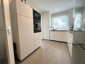 Wohnen im Grünen: helle 3 Zimmer + Süd-West-Balkon, kompakter Schnitt, neues Bad, Gäste-WC, Aufzug – 50968 Köln – Vorschaubild 4