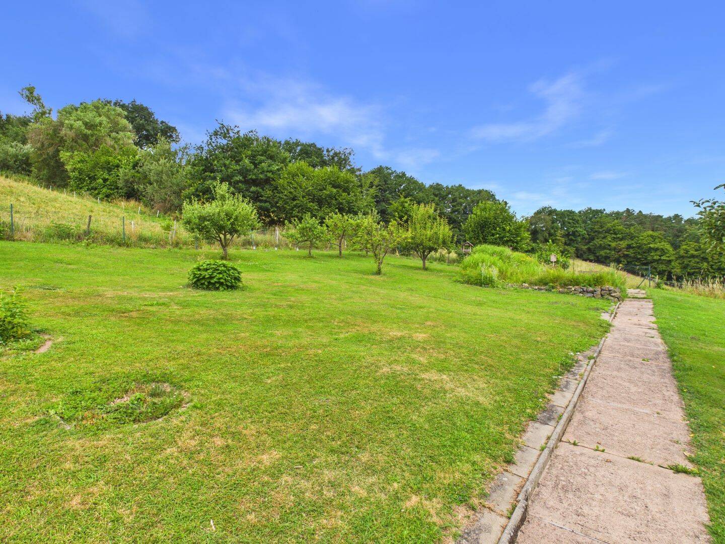 Familienfreundliches Einfamilienhaus mit großem Garten, Teich und Garage in Hauneck – Hauneck – Vorschaubild 4