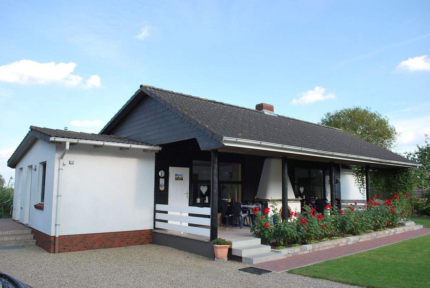 Attraktives Ferienhaus mit zwei Wohneinheiten - ca. 8,5 % Rendite – Butjadingen – Bild 1 von 9