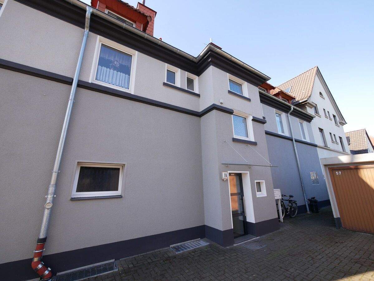 Sehr gepflegte und gemütliche 2,5-Raum-Dachgeschosswohnung in zentraler Lage von Buer-Mitte – 45894 Gelsenkirchen – Bild 1 von 7