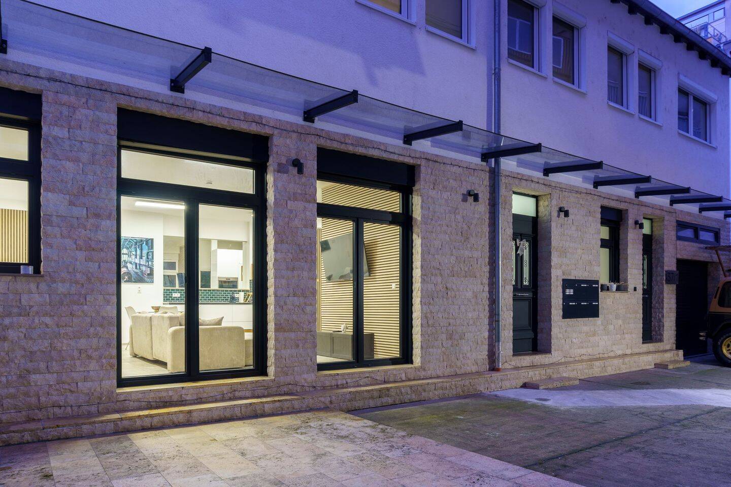 Modernisiertes Wohn- & Geschäftshaus mit Garage in Zentrale Lage von Stuttgart-West