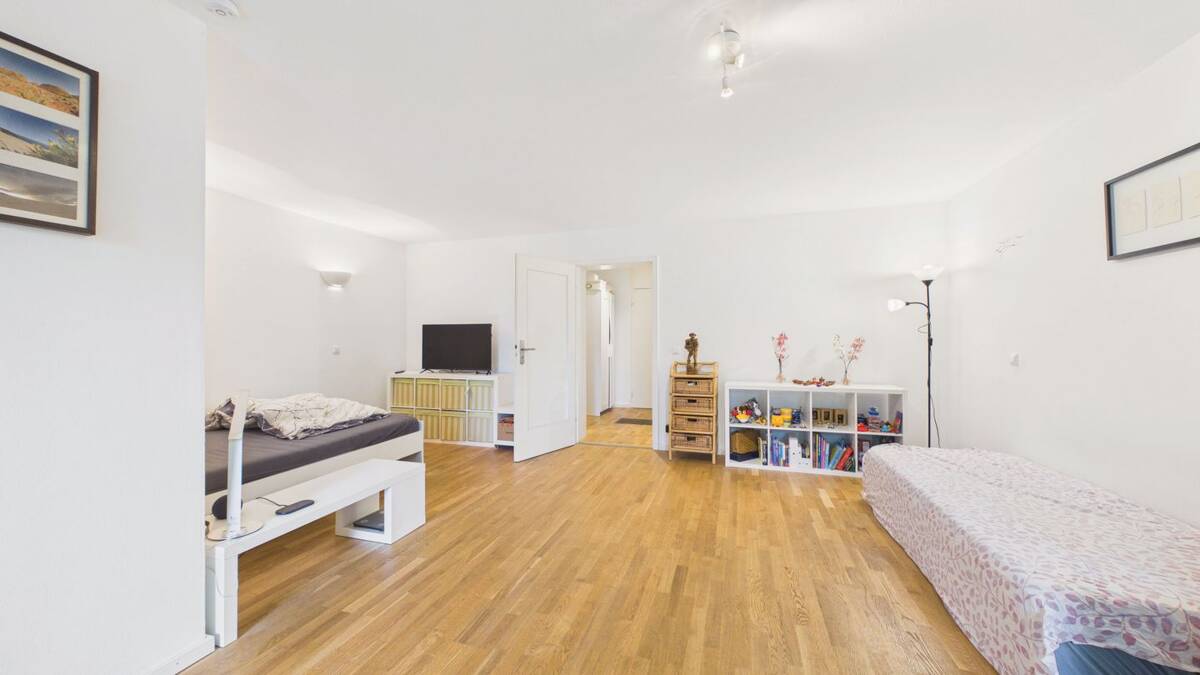HEGERICH: Vermietete 1,5-Zimmer-Erdgeschosswohnung mit Balkon in München-Bogenhausen! – 81927 München – Bild 1 von 9