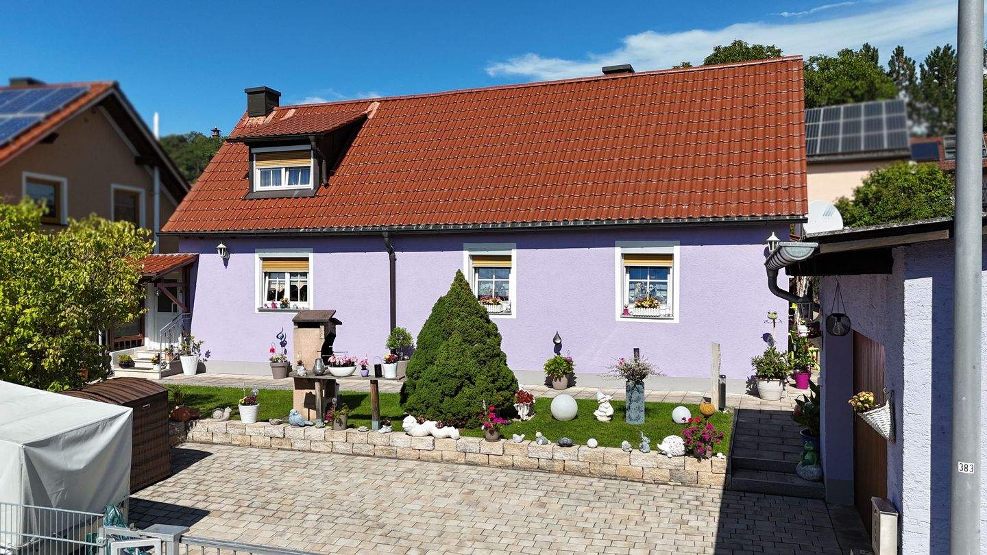 Einfamilienhaus mit 2 Eingängen, großer Garage und Nebengebäude in Regenstauf – Regenstauf – Bild 1 von 9