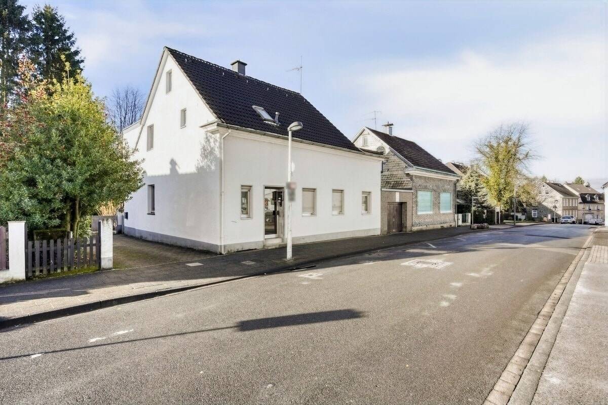 Zweifamilienhaus auf großem Grundstück ca. 1021 qm und attraktivem Entwicklungspotenzial