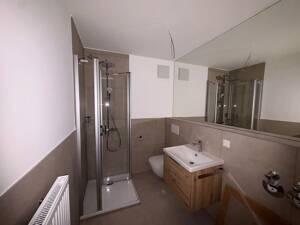 NEU saniertes 2-Zimmer-Apartment mit geräumigem Bad und Einbauküche am Bismarckplatz - Wohnung 16 – 93047 Regensburg – Vorschaubild 5