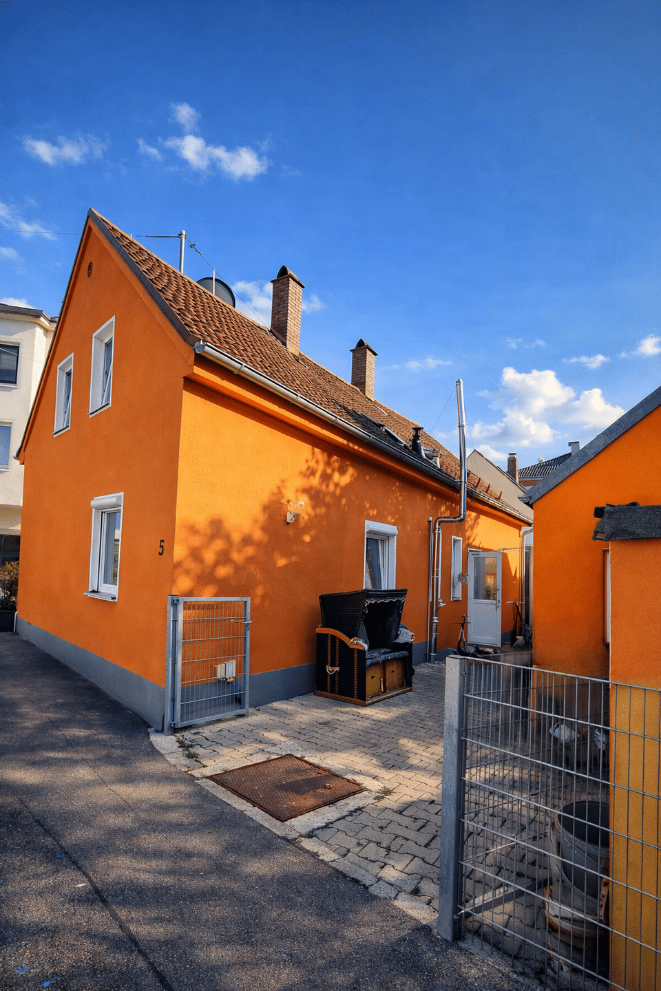BMR 4,9%: Saniertes Mehrfamilienhaus mit Nebengebäude in Augsburg – Augsburg – Bild 1 von 9
