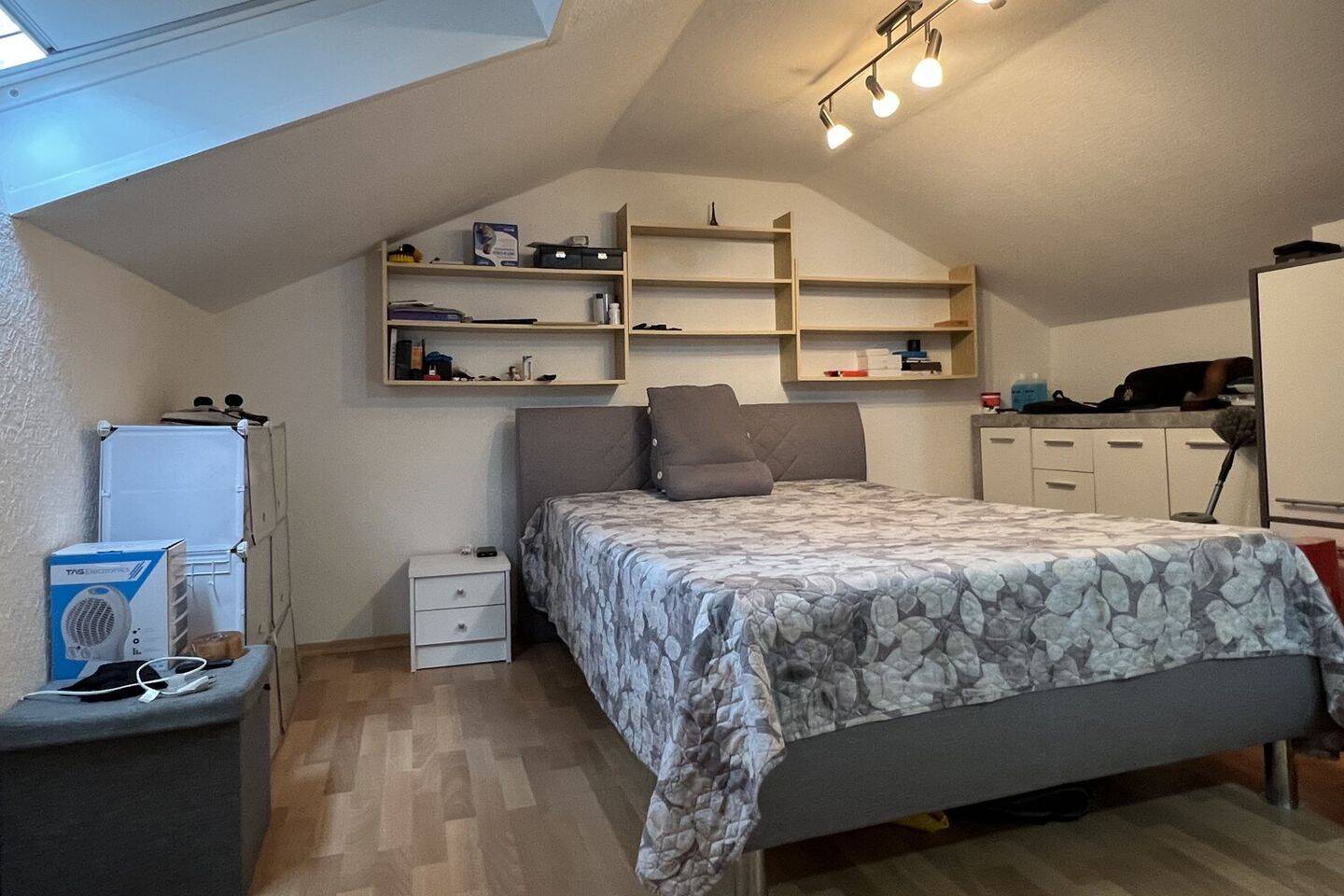Teilsaniertes Reihenmittelhaus in ruhiger Lage mit Garage! – Reutlingen – Vorschaubild 9